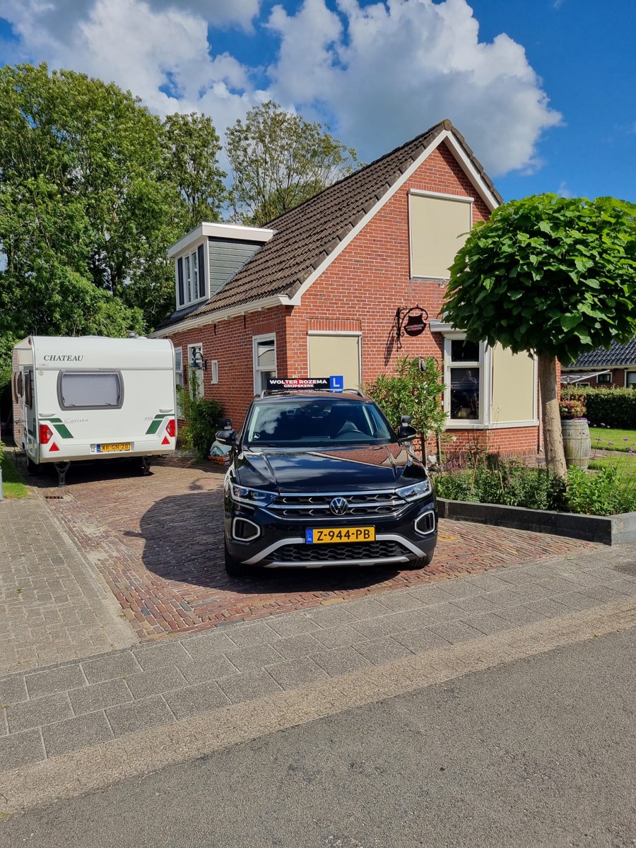 Zwarte Volkswagen T-Roc automaat lesauto van Autorijschool Wolter Rozema