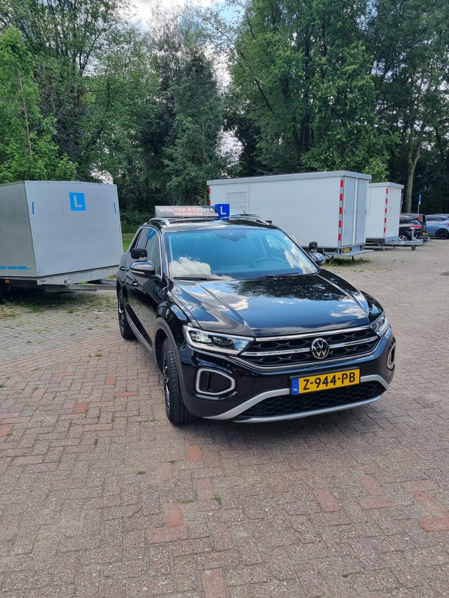 Zwarte Volkswagen T-Roc automaat lesauto van Autorijschool Wolter Rozema, vooraanzicht