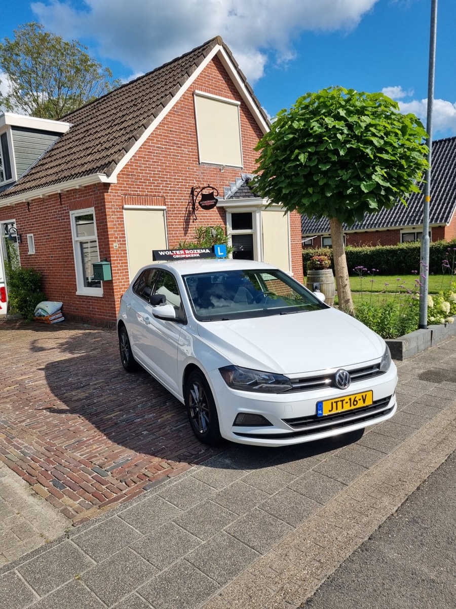 Witte Volkswagen Polo lesauto van Autorijschool Wolter Rozema